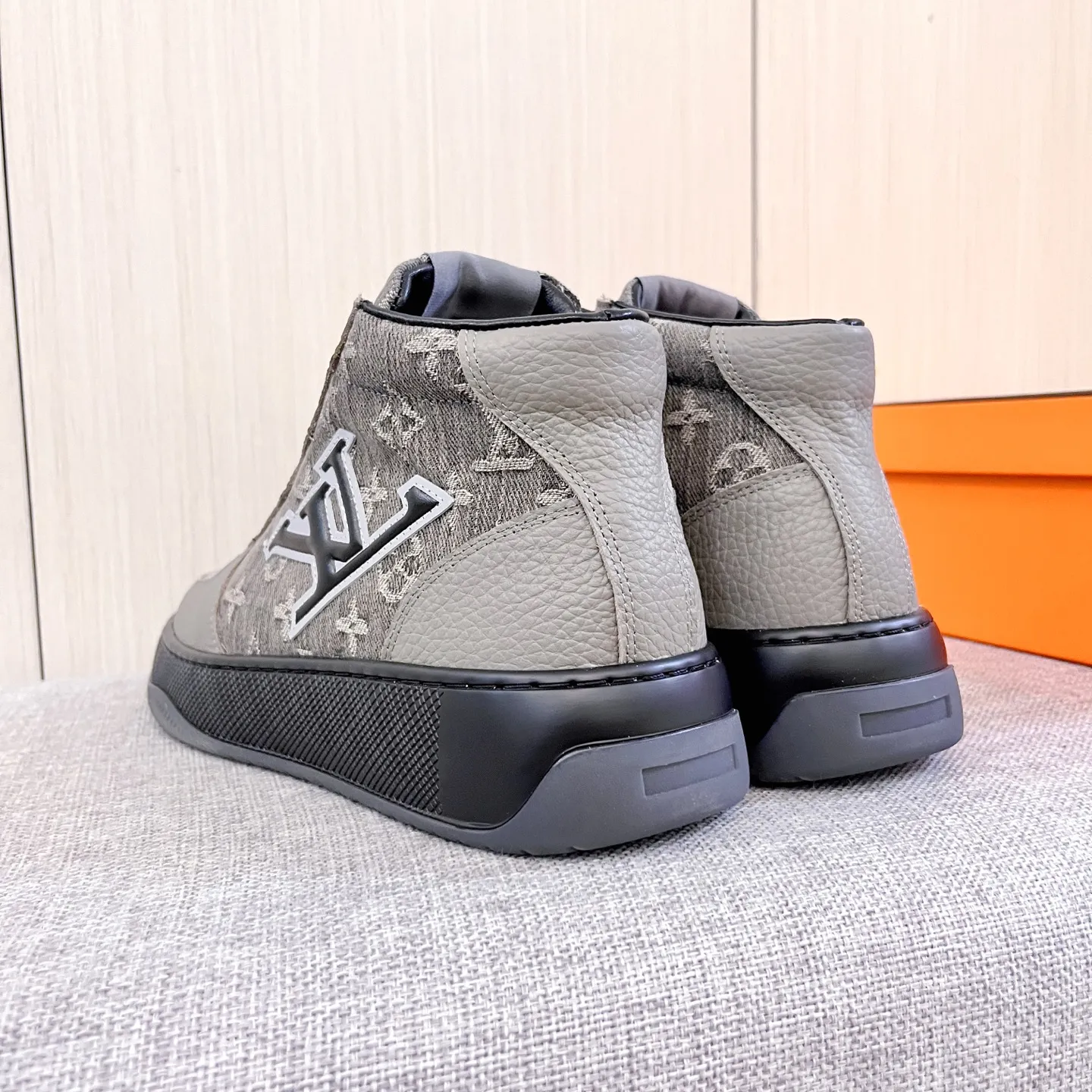 Men's shoes💰 460💰[LV]🔥Louis Vuitton, high-end men's shoes brand, official website 1:1 latest masterpiece: the upper is made of Italian imported first-layer cowhide with a comfortable and breathable lining➕original non-slip and wear-resistant outsole🔥, making walking more convenient and comfortable! An exclusive new model, a stunning work, a beautiful 1:1 replica [color] compared to the official quality! Create a fashionable personality to set off your uniqueness! A must-have for trendy men! Classic🔥Size: 38-44 Color: 🔥Multiple colors available🔥